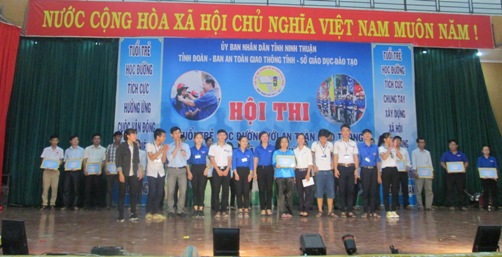 Đ/c Phạm Thị Thanh Hường, Phó Bí thư Thường trực Tỉnh Đoàn trao giải nhất cho trường THPT Trường Chinh